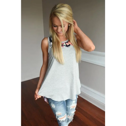 T-shirt Spécial Avec Des Fleurs | France-Tendance